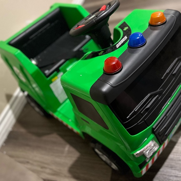 Green Garbage Truck - Picture 6 of 10